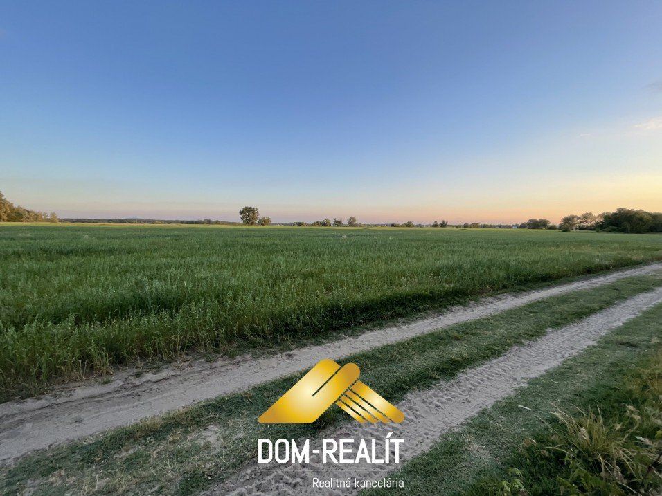 Nehnuteľnosť DOM-REALÍT ponúka na predaj pozemok vedený ako orná pôda v Plaveckom Štvrtku v blízkosti jazera Pieskovňa.