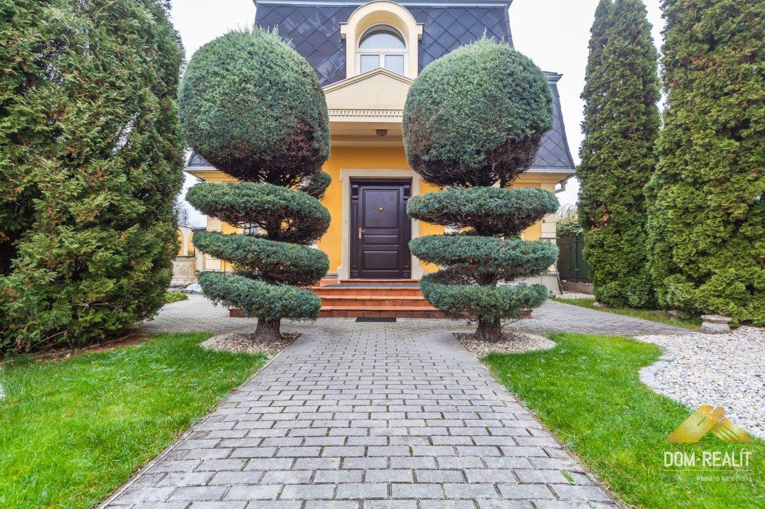 Nehnuteľnosť DOM-REALÍT a Luxusný rodinný dom v centre mesta Galanta