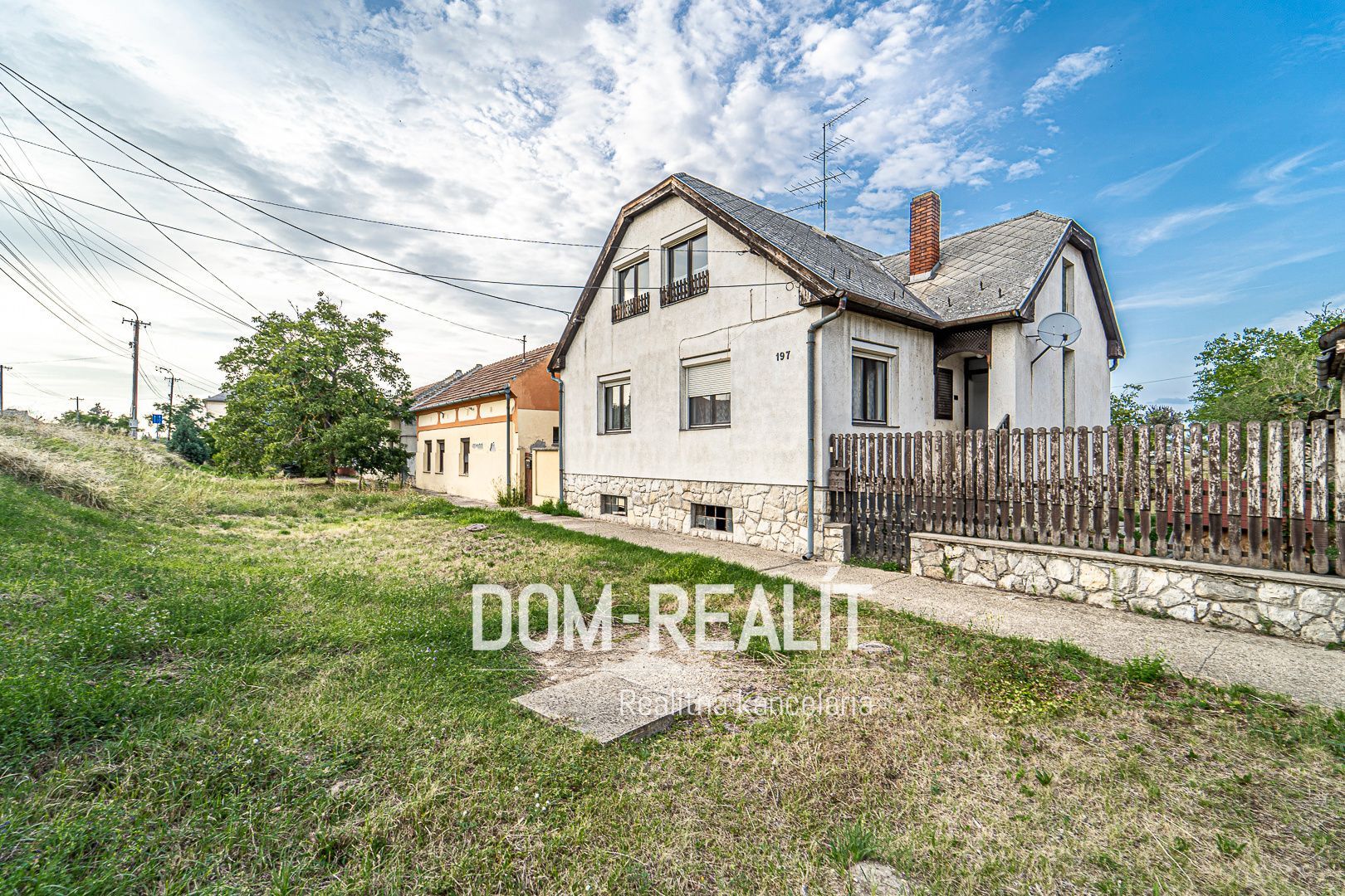 Nehnuteľnosť DOM-REALÍT ponúka starší rod. dom v maďarskej obci Hegyeshalom (30km od slov. hraníc)