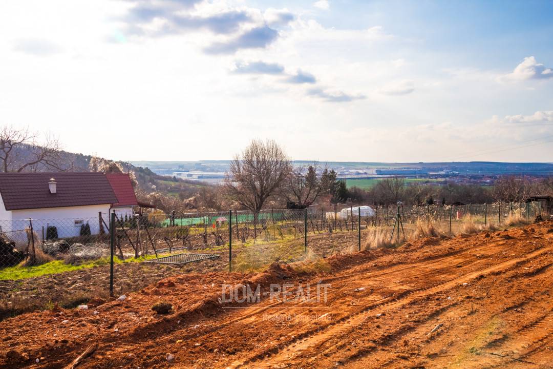 Nehnuteľnosť DOM-REALÍT,  ponúka pozemok na Zobore -Nitra