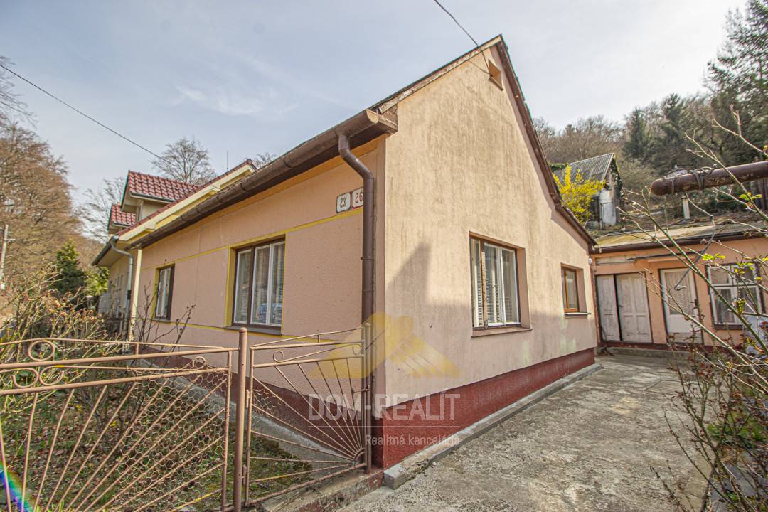 Nehnuteľnosť DOM-REALÍT, - Starší rodinný dom s veľkým pozemkom